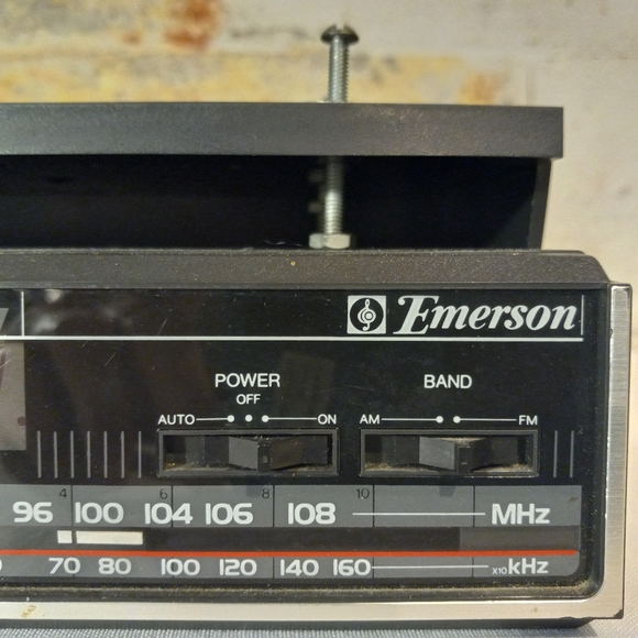 Emerson RK4000 Under Cabinet Mount AM/FM/ Timer / Alarm Clock Radio - Picture 10 of 12